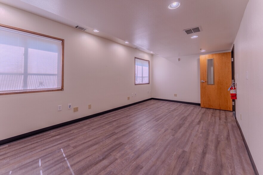 More Photos Of 890 N 2nd St, Lander Office For Sale