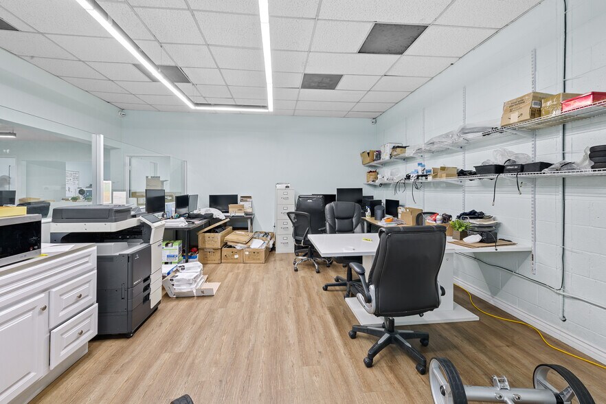 More Photos Of 148 W 32nd St, Los Angeles Warehouse For Lease