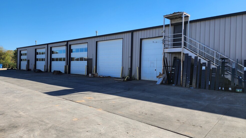 More Photos Of 2520 N Eastgate Ave, Springfield Warehouse For Lease