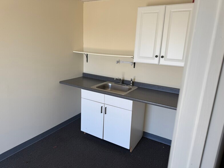 More Photos Of 324 2nd Street Pike, Southampton Light Distribution For Lease
