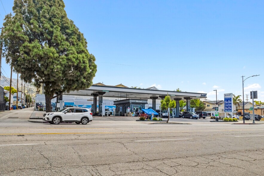 More Photos Of 250 S Glenoaks Blvd, Burbank Service Station For Sale