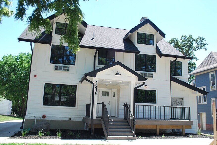 Primary Photo Of 1219 34th St, Des Moines Apartments For Sale