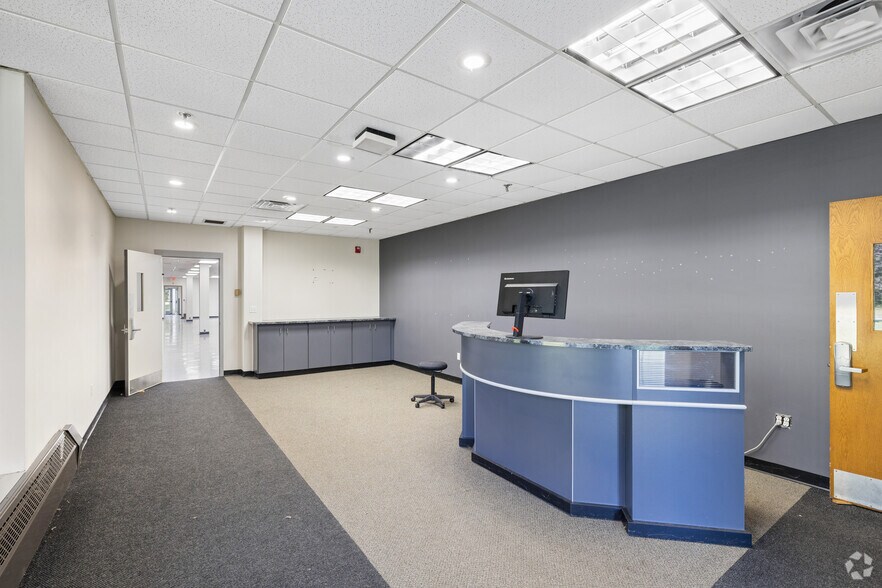 More Photos Of 92 Deerfield Rd, Windsor Unknown For Lease