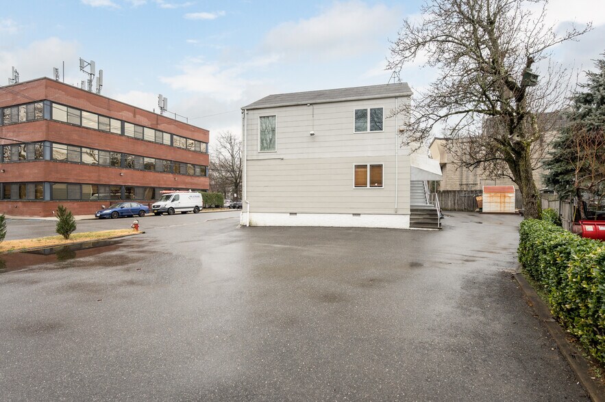 More Photos Of 62 Glen Cove Rd, Roslyn Heights Storefront Retail Office For Lease