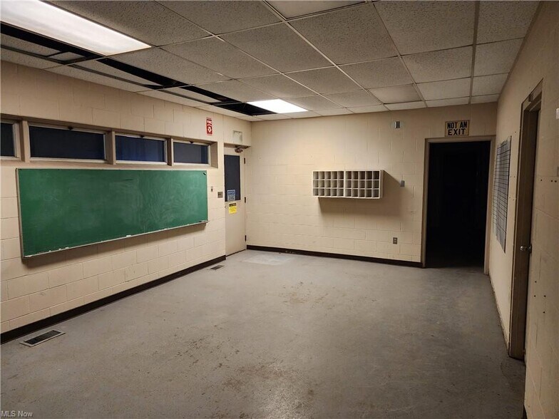 More Photos Of 2055 Greif Rd, Zanesville Warehouse For Lease
