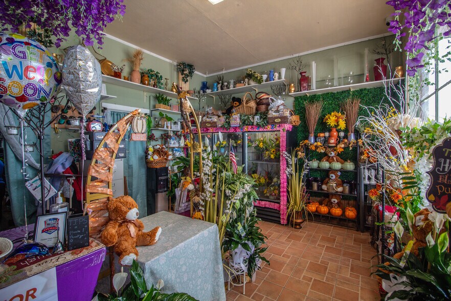 More Photos Of 108 E Marion Ave, Punta Gorda General Retail For Sale