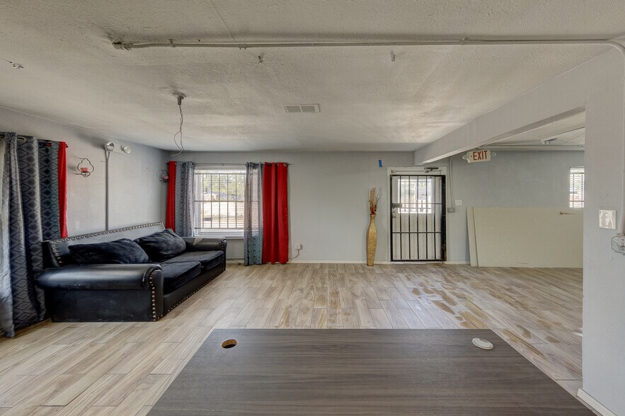 More Photos Of 8002-8004 Homestead, Houston Freestanding For Sale