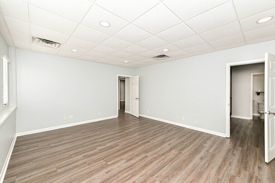 More Photos Of 3455 Shelby St, Indianapolis Office For Sale