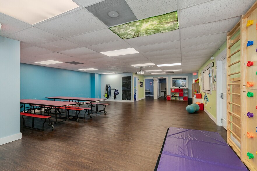 More Photos Of 500 W Daniels St, Ozark Office For Sale