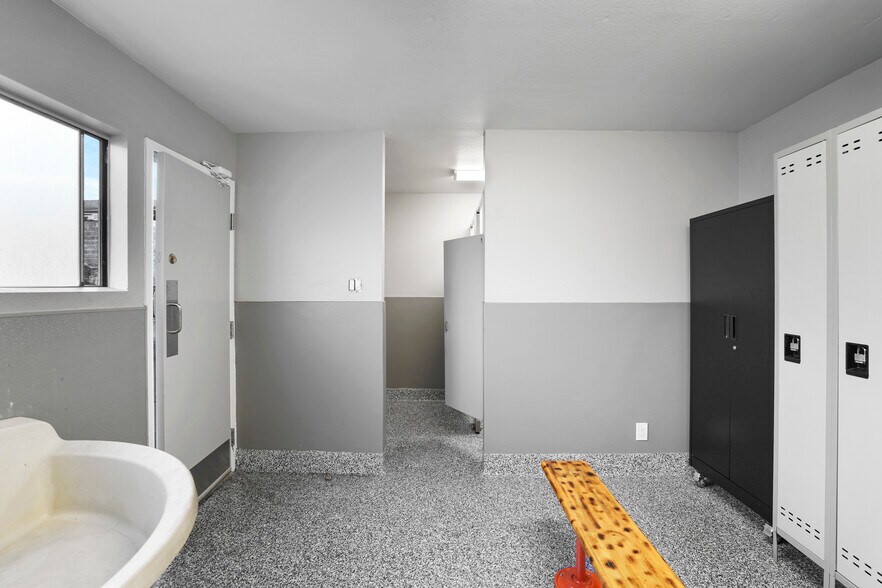 More Photos Of 19232 Beach Blvd, Huntington Beach Auto Dealership For Lease