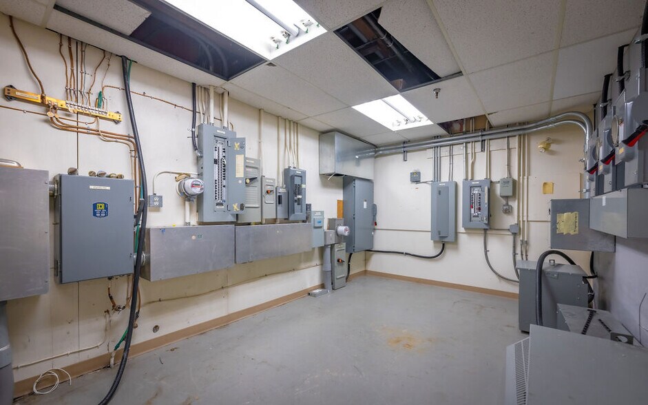 More Photos Of 6990 Greenwood St, Burnaby Light Manufacturing For Lease