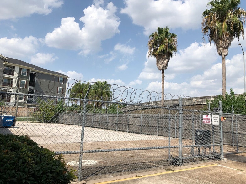 More Photos Of 3433 I-45, Houston Freestanding For Lease