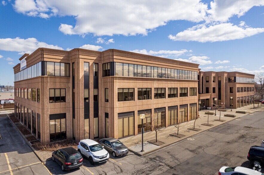 More Photos Of 455 Boul Fénelon, Dorval Medical For Lease