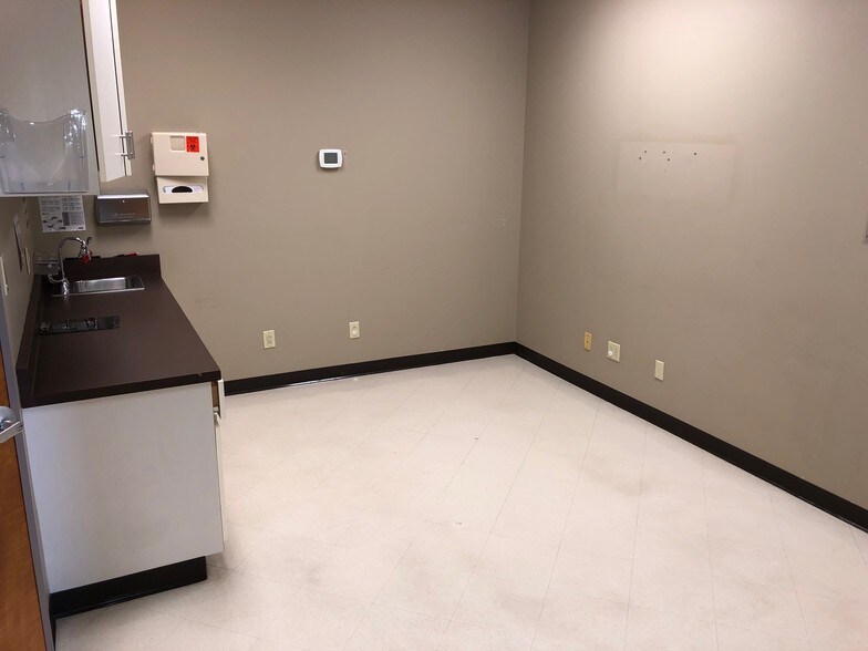 More Photos Of 2001 Glen Echo Rd, Nashville Office For Sale