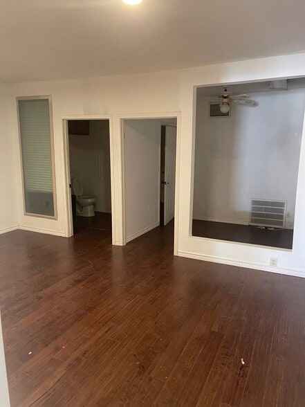 More Photos Of 1421 Oakland St, Denton Storefront For Lease