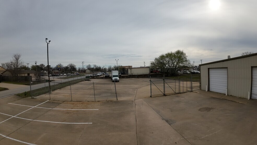 More Photos Of 710 S Adams St, Sapulpa Distribution For Sale
