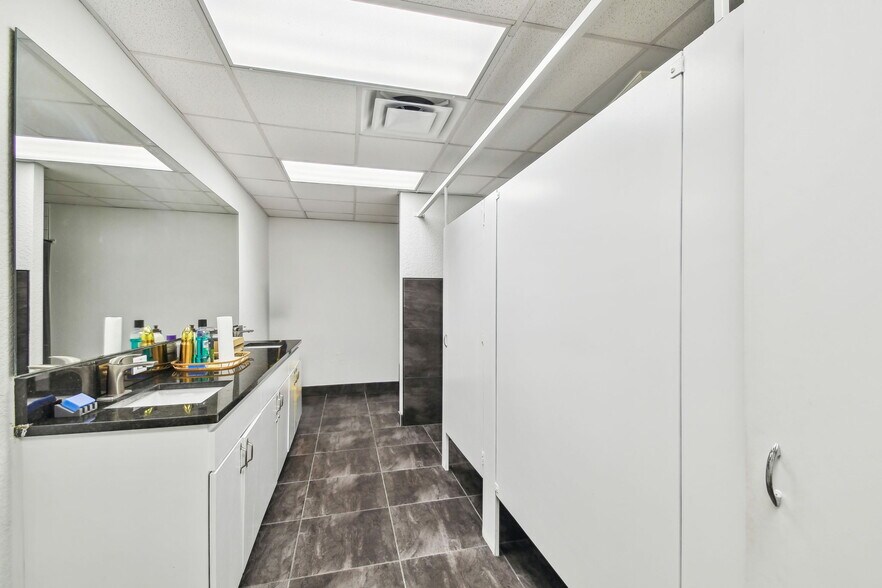 More Photos Of 14915 N Nebraska Ave, Tampa Showroom For Sale