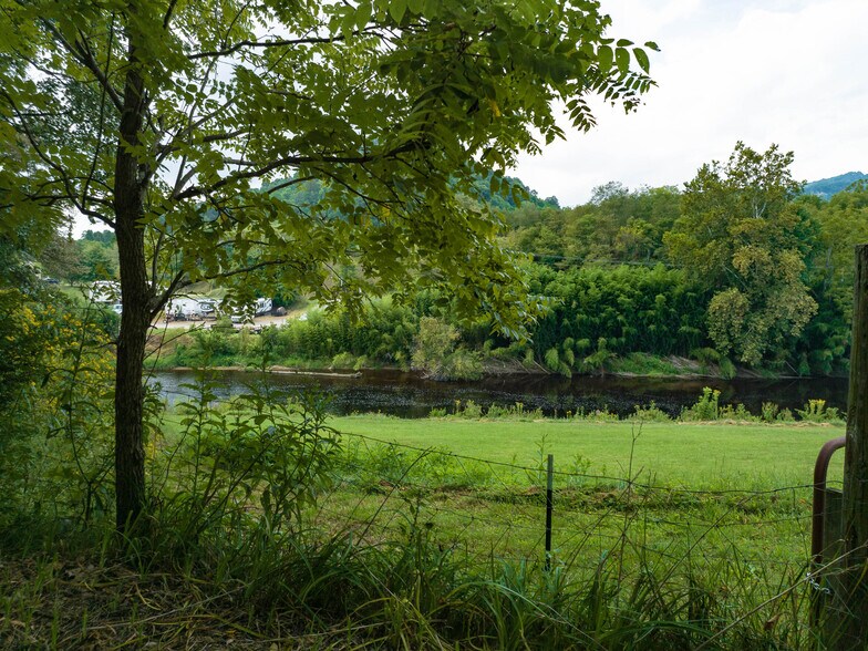 More Photos Of 371 Riverview Dr, Waynesville Manufactured Housing Mobile Home Park For Sale