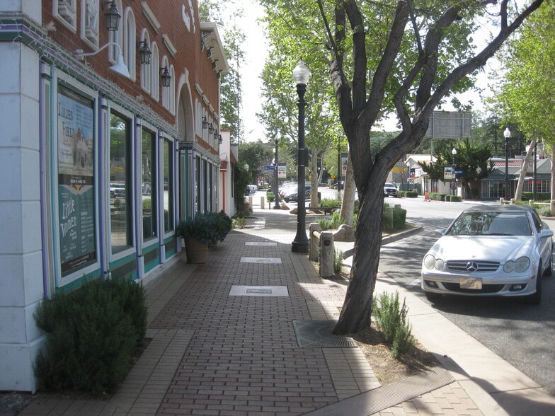 More Photos Of 24251 Main St, Santa Clarita General Retail For Lease