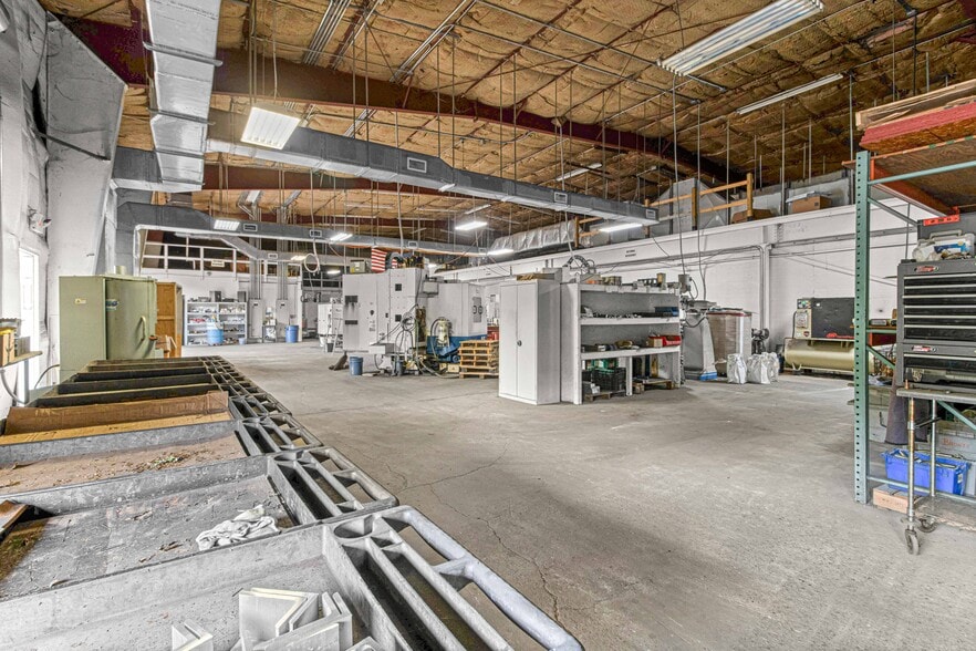 More Photos Of 1031 NE 16th St, Ocala Manufacturing For Lease