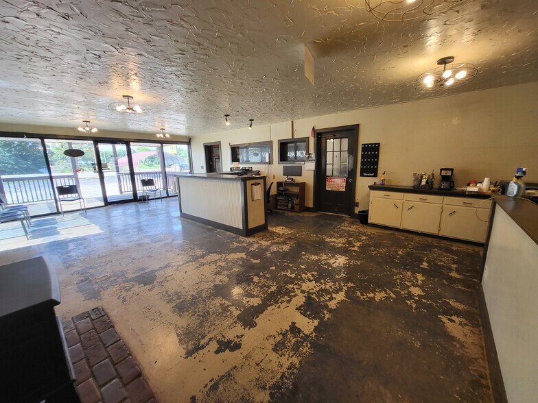 More Photos Of 569 W Valley St, Granby Auto Repair For Lease