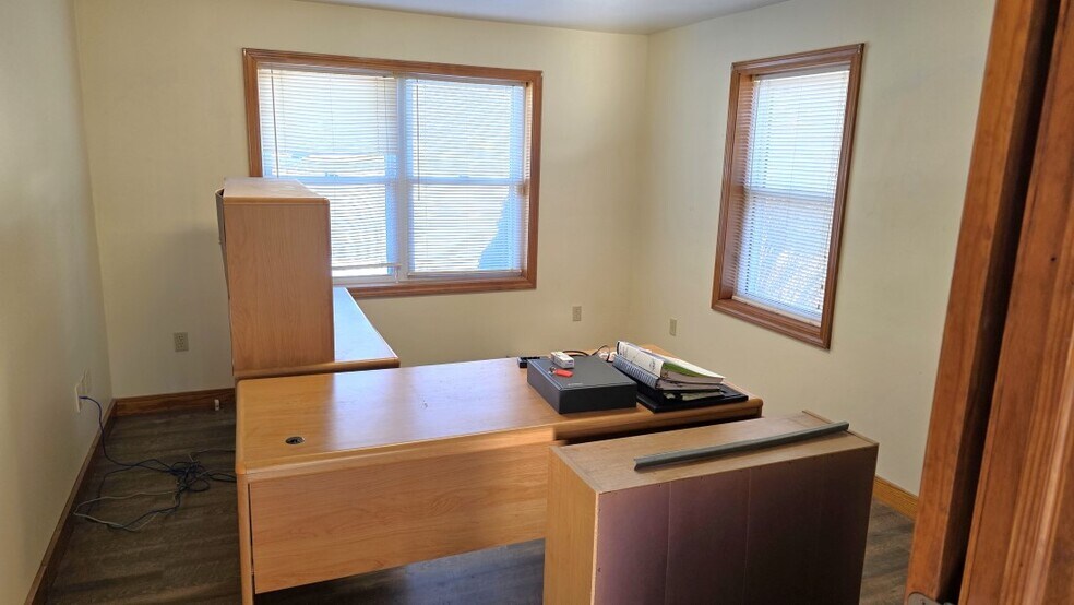 More Photos Of 1020 Echo Lake Rd, Watertown Office Residential For Lease