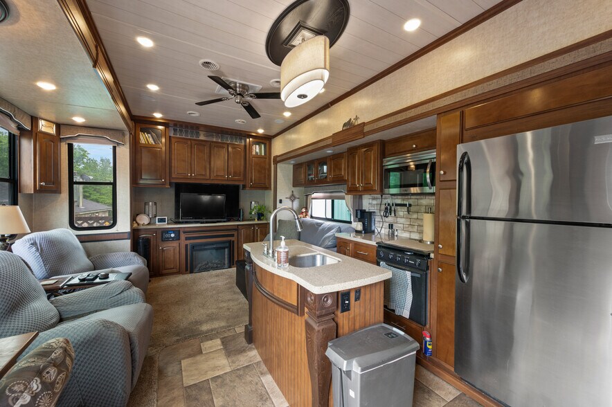 More Photos Of 7 Hills Rd, Newark Warehouse For Sale