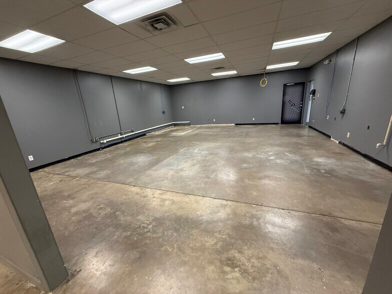 More Photos Of 4150 E 43rd St, North Little Rock Flex For Lease