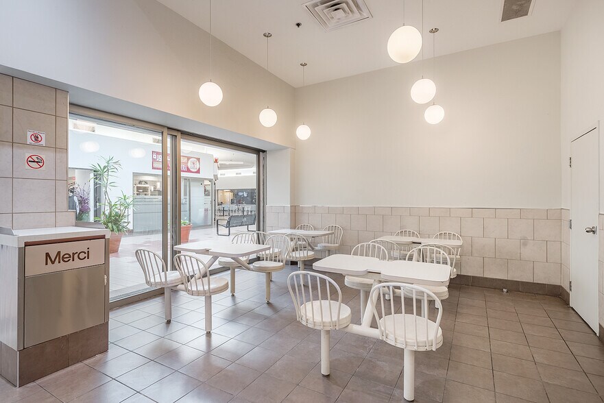 More Photos Of 740 Boul de la Côte-Vertu, Montréal Freestanding For Lease