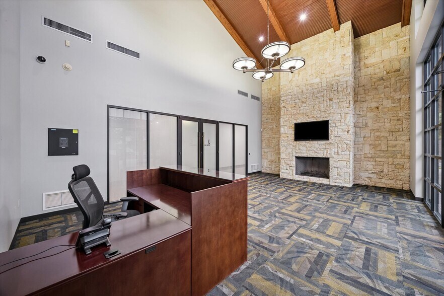 More Photos Of 6950 W 43rd St, Houston Loft Creative Space For Lease