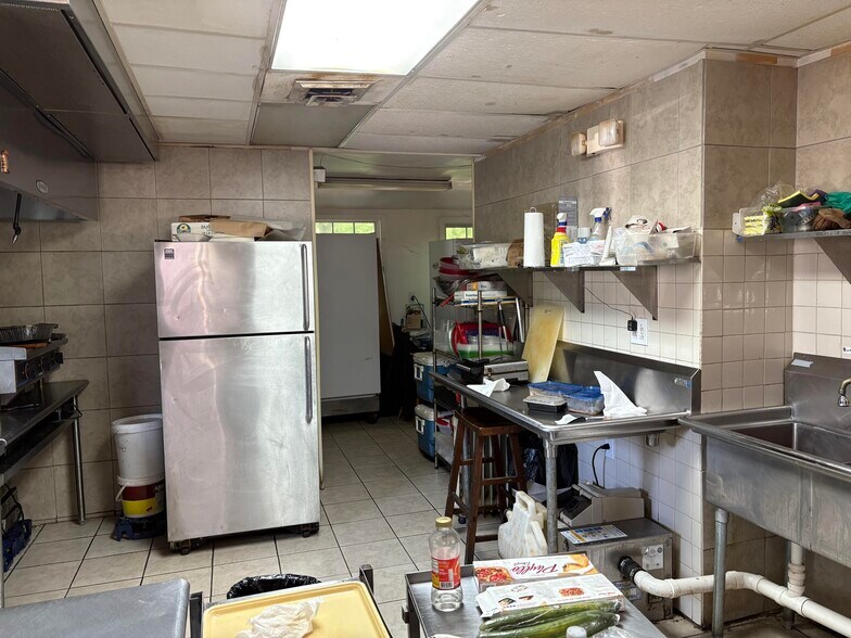 More Photos Of 125 Yantic Rd, Norwich General Retail For Sale