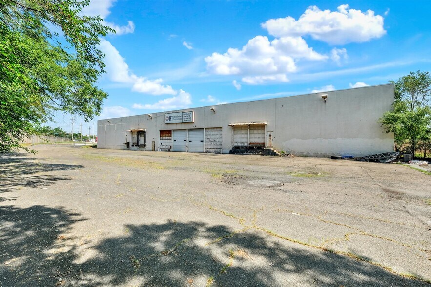 More Photos Of 6900 Lindbergh Blvd, Philadelphia Distribution For Lease