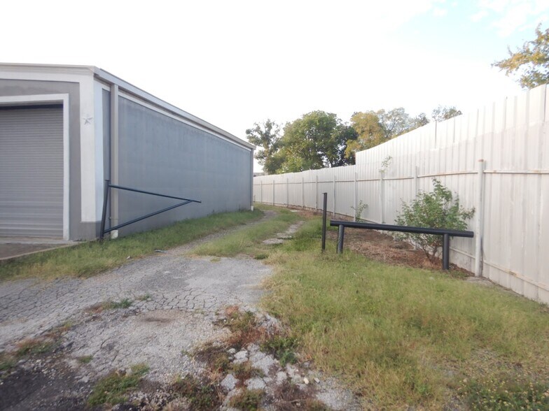 More Photos Of 6530 Supply Row, Houston Warehouse For Lease