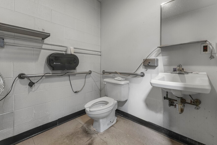 More Photos Of 24101 W Warren St, Dearborn Heights Freestanding For Sale