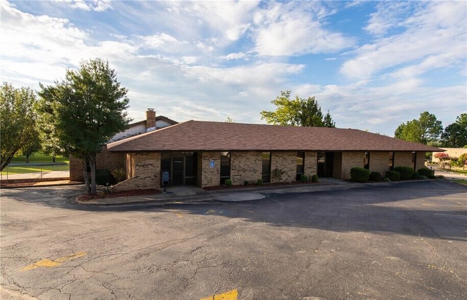 More Photos Of 302 Pointer Trl W, Van Buren Office For Sale