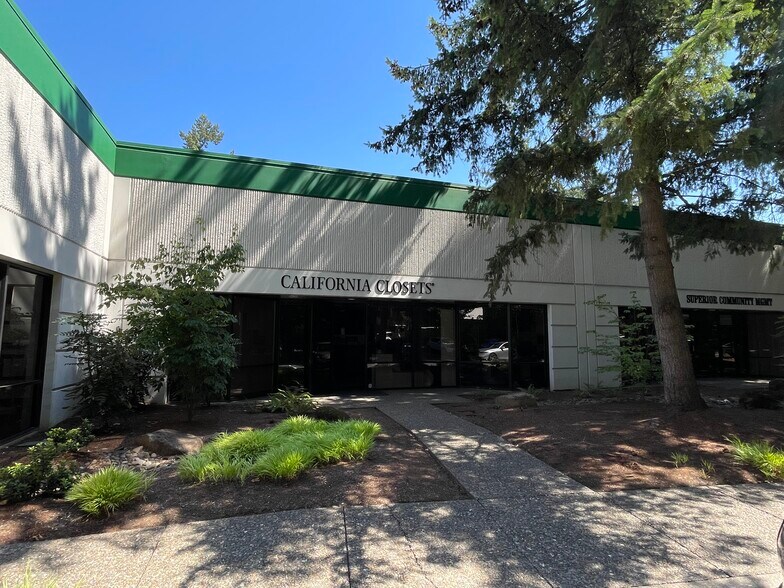 More Photos Of 17400 SW Upper Boones Ferry Rd, Portland Showroom For Lease