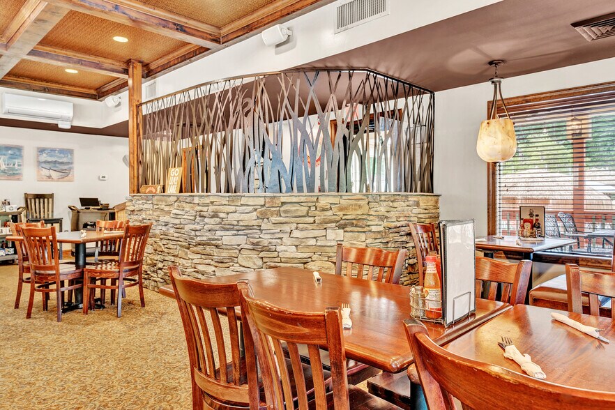 More Photos Of 1041 Harbour Inn Ln, Moneta Restaurant For Sale