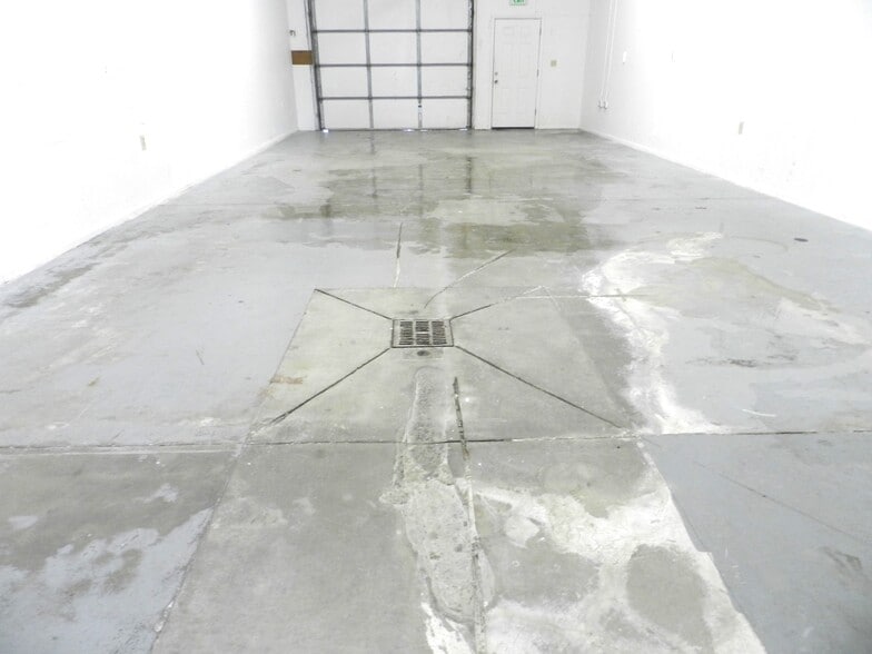 More Photos Of 3045 Aerotech Pky, Montrose Warehouse For Lease