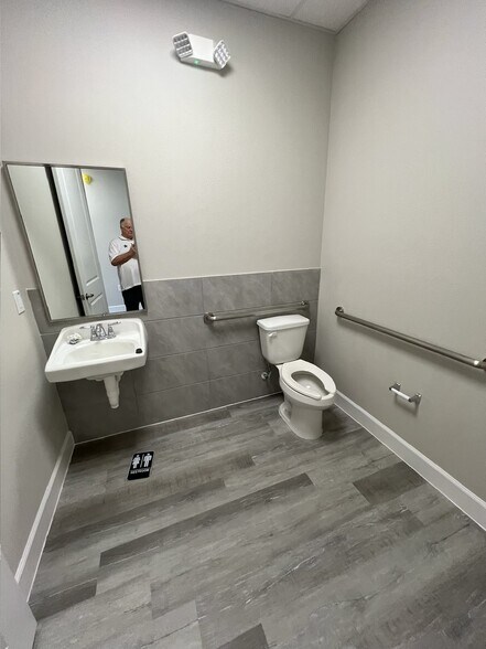 More Photos Of 5501 Cabrera Dr, Sugar Land Unknown For Lease