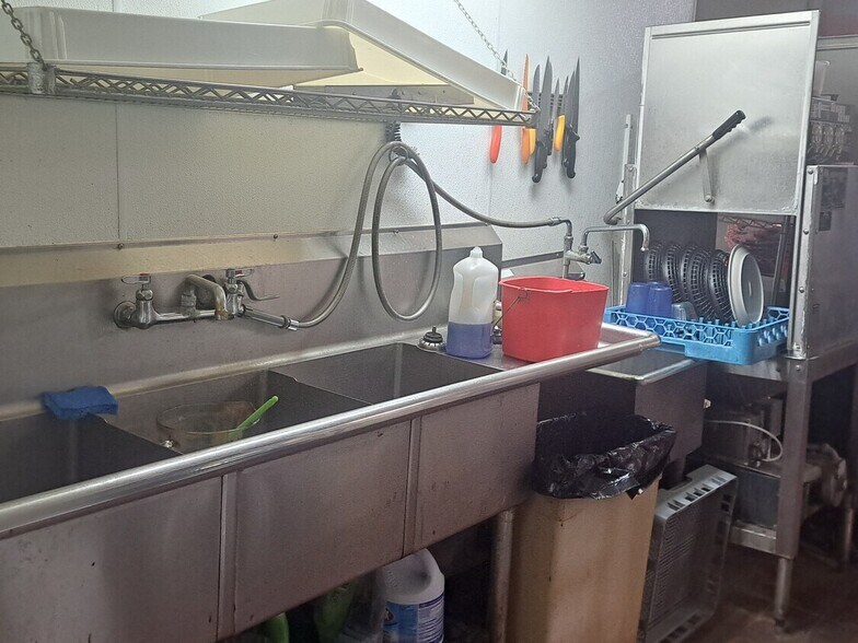 More Photos Of 500 W North St, Enterprise Restaurant For Sale