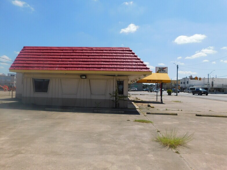 More Photos Of 202 N Mechanic St, El Campo Office For Lease