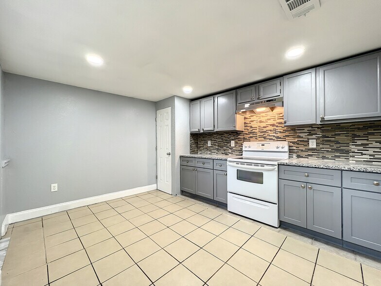More Photos Of 1906 Murdock Blvd, Orlando Office For Lease