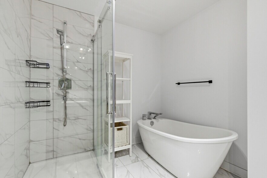 More Photos Of 1074 Ch Du Côteau-Rouge, Longueuil Apartments For Sale