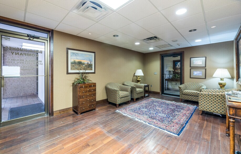 More Photos Of 208 E Houston St, Beeville Office For Sale