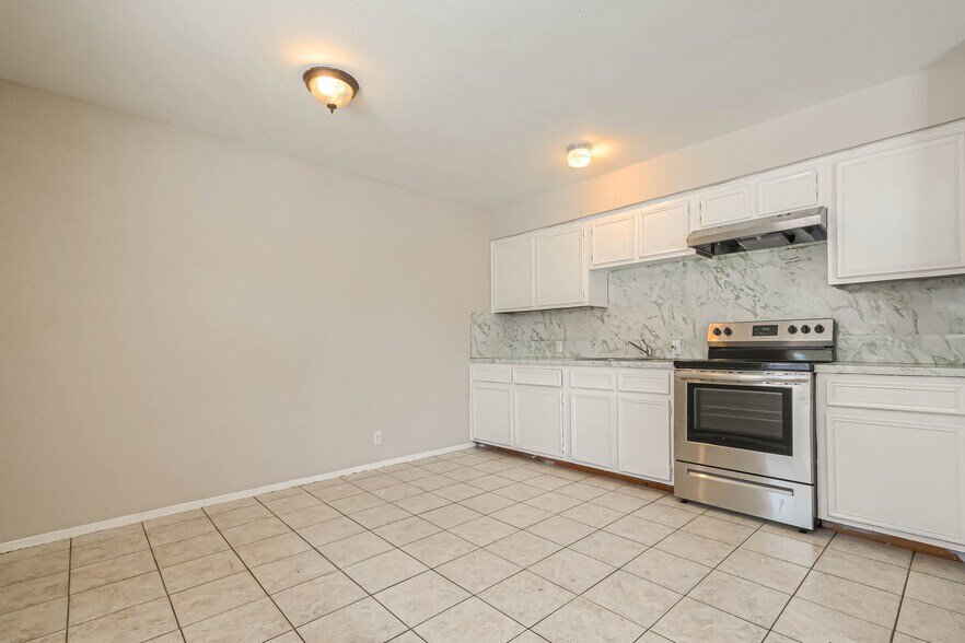 More Photos Of 8430 Round Rock Dr, Houston Apartments For Sale