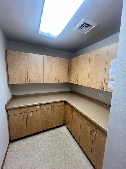 More Photos Of 601 E Clark St, Brandon Medical For Sale