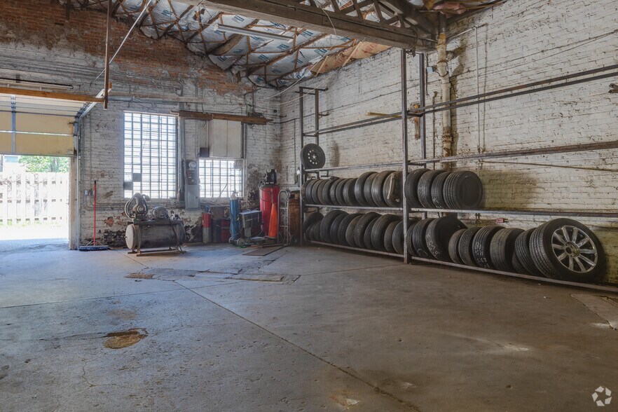 More Photos Of 2206 E 75th St, Chicago Auto Repair For Lease