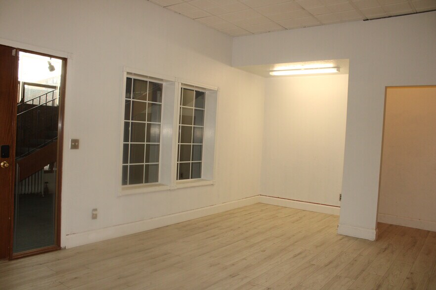 More Photos Of 927 Main St, Evanston General Retail For Lease