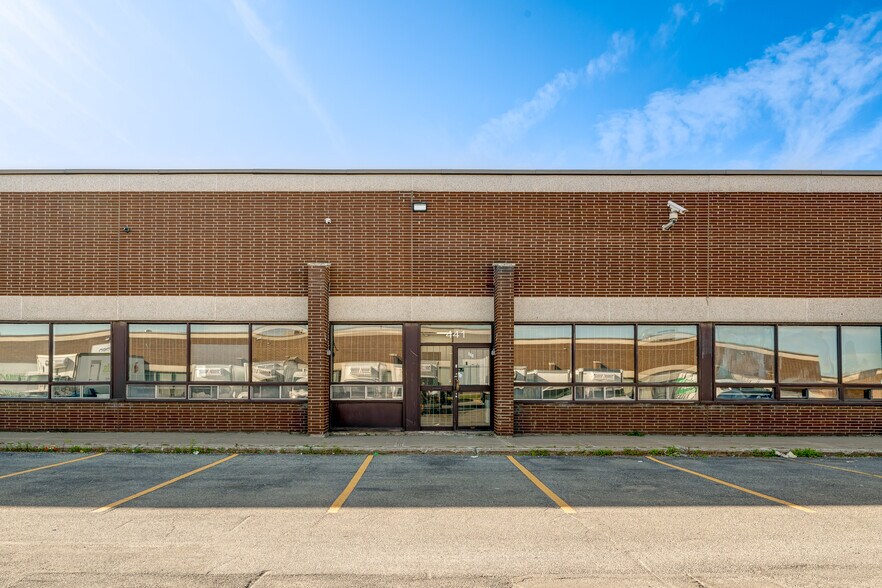 More Photos Of 375-455 Deslauriers Rue, Saint-Laurent Warehouse For Lease
