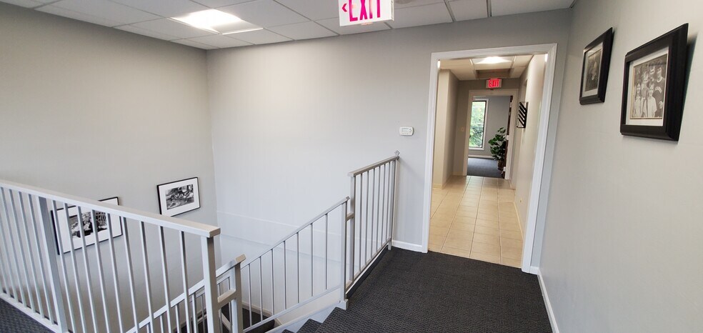 More Photos Of 110 S Hager Ave, Barrington Office For Lease